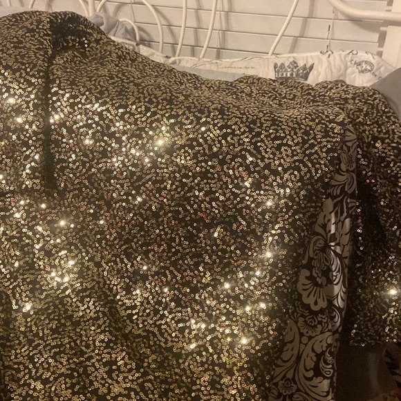 A classic yet vintage dress. No flaws. - Picture 11 of 11